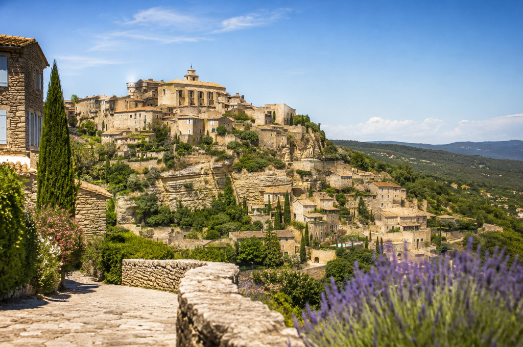 Village de Gordes sur une colline ensoleillée